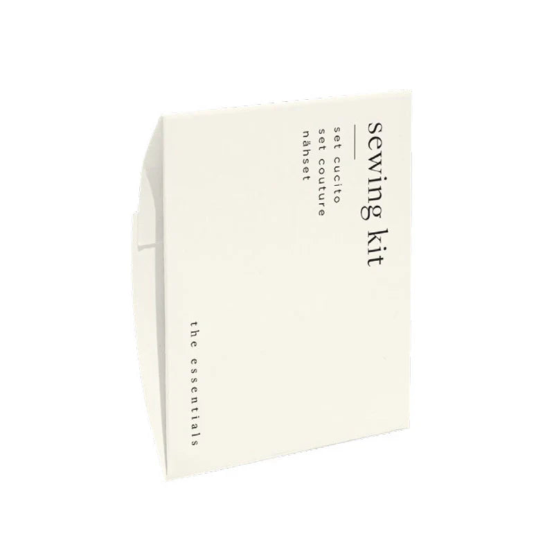 Coffret de couture dans une boîte en carton blanc
