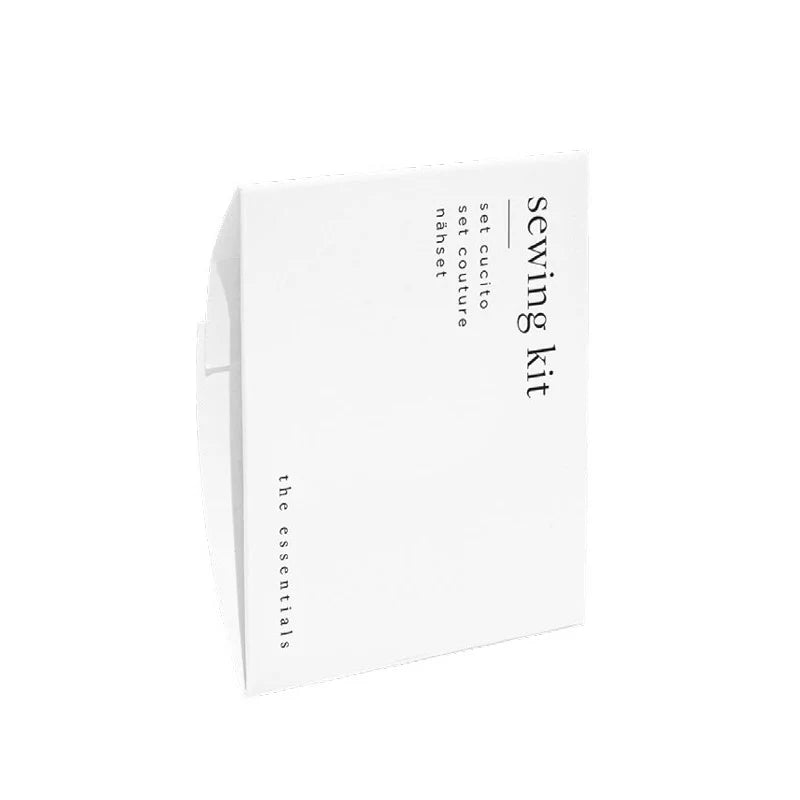 Coffret de couture dans une boîte en carton couleur crème