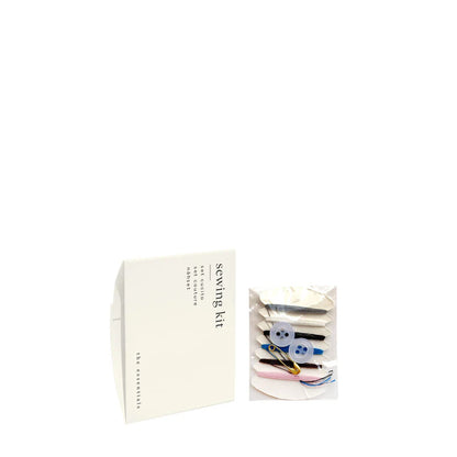 Coffret de couture dans une boîte en carton blanc