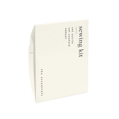 Coffret de couture dans une boîte en carton blanc