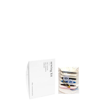 Coffret de couture dans une boîte en carton couleur crème